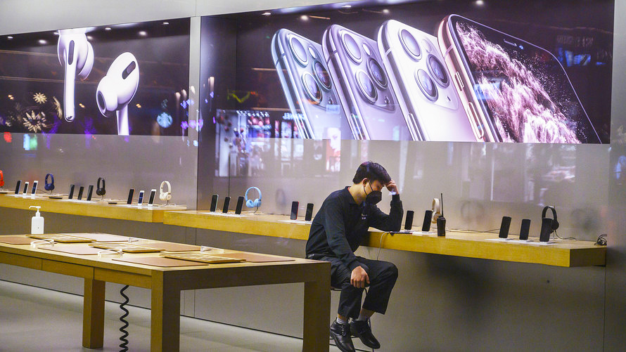 Apple issues revenue warning due to slowdown in China