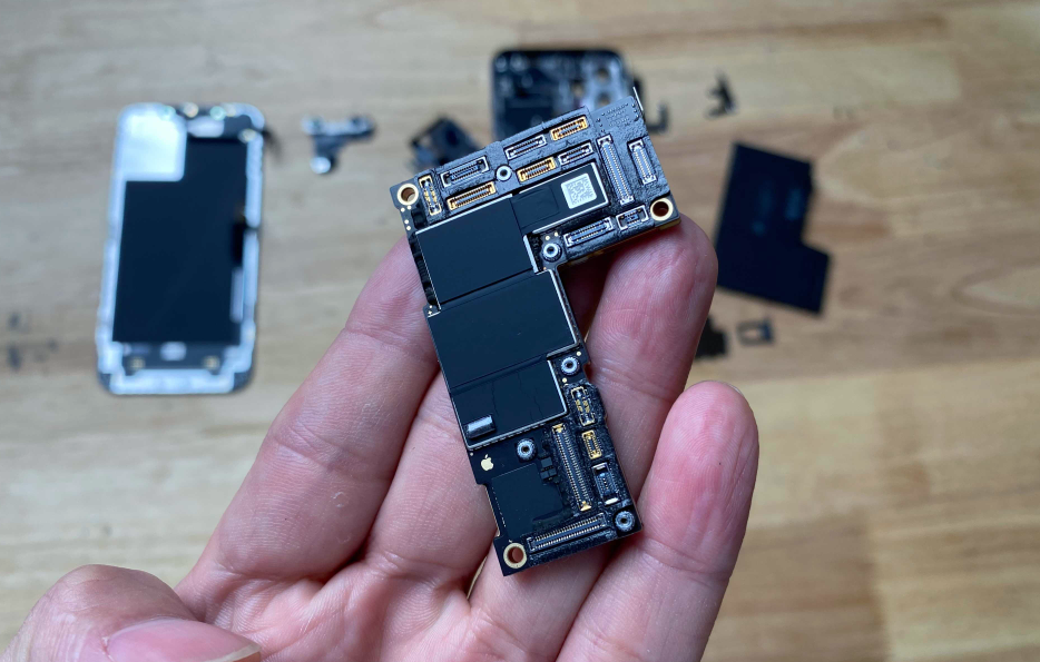 Apple iPhone 12 Pro Max ensures maximum teardown battery power