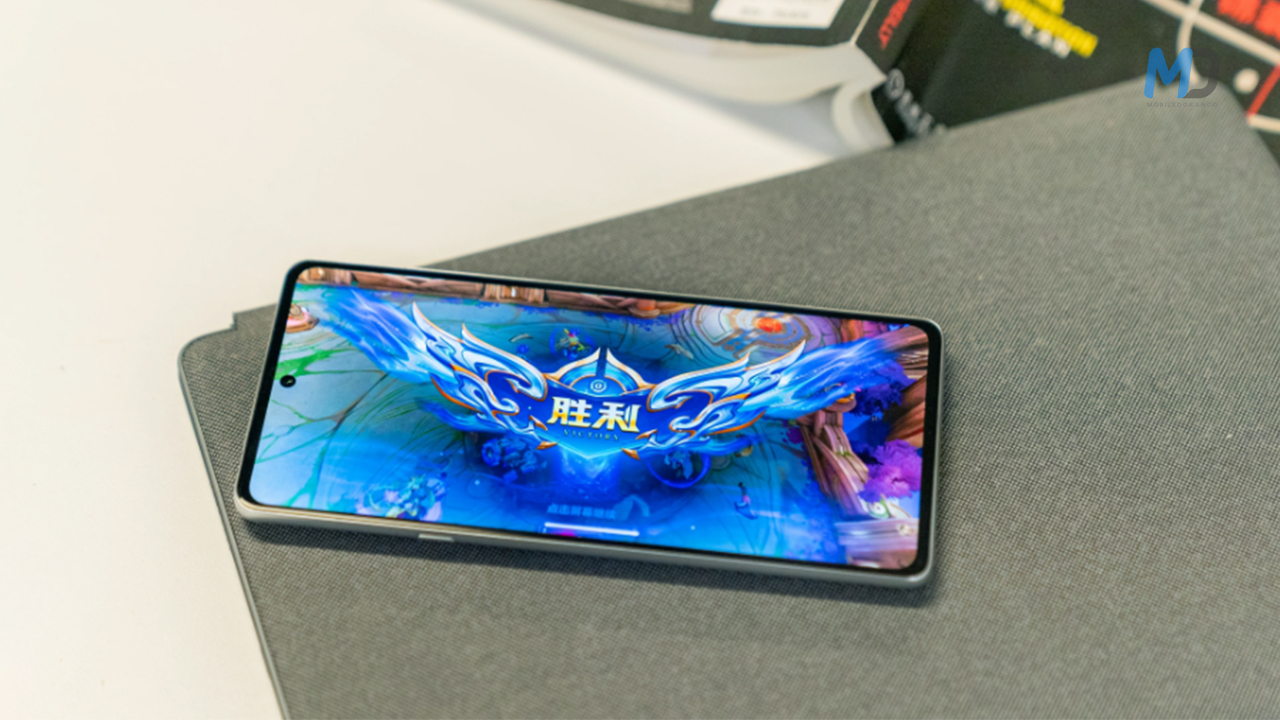 Moto Edge X30 live image, display details emerge