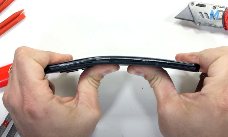OnePlus 10 Pro snaps in half in bend test