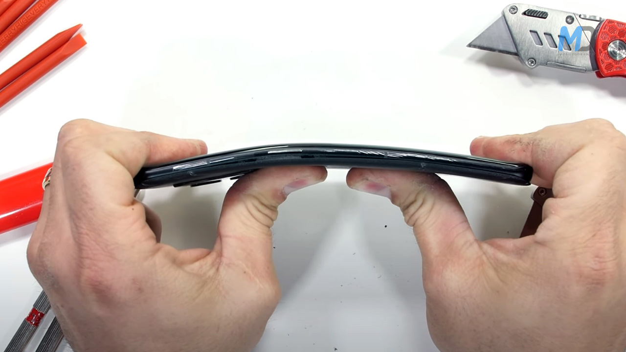 OnePlus 10 Pro snaps in half in bend test
