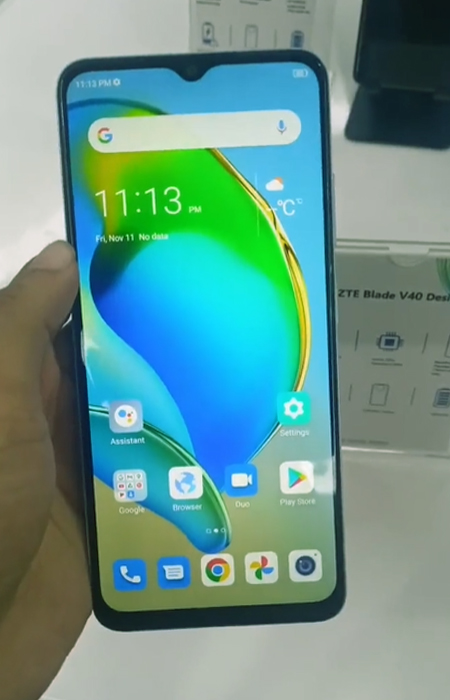 ZTE Blade V40 display